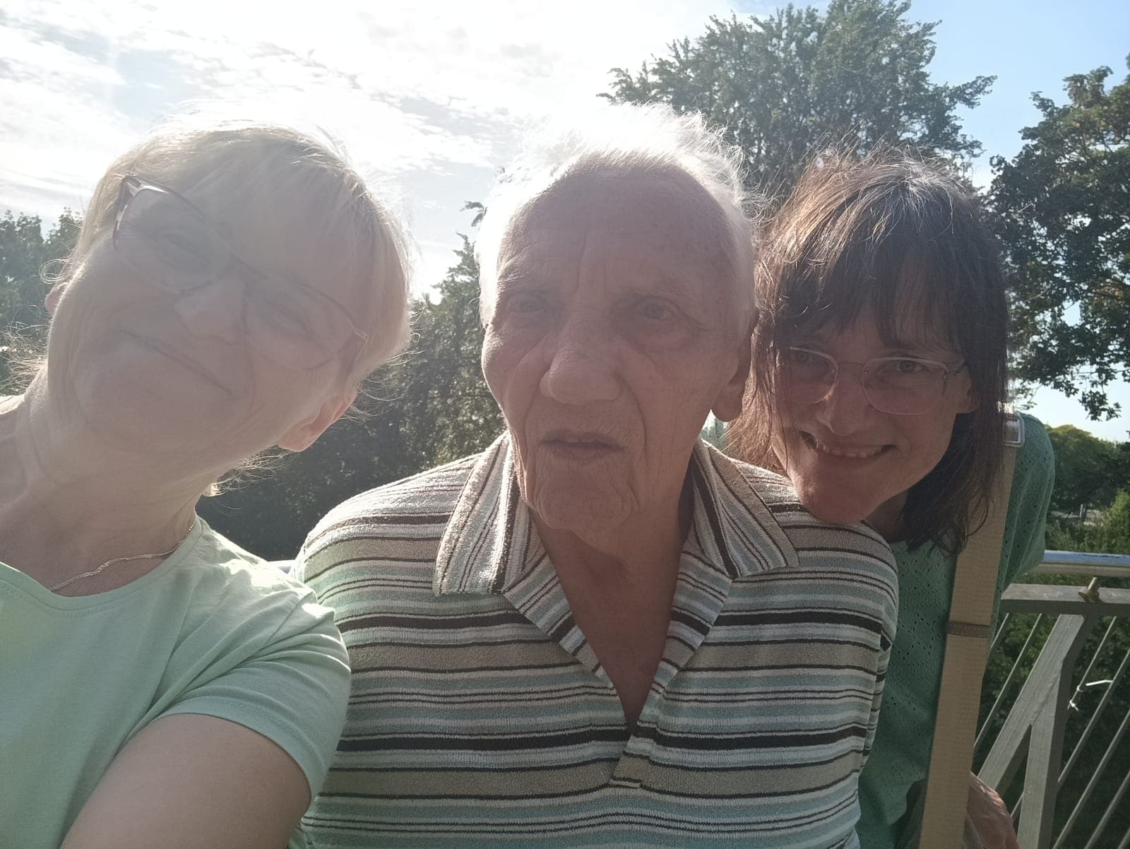 Betreute Hilde mit ihrer Tochter bei einem Besuch